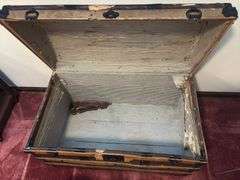 Humpback trunk 19 x 33 x 21H, leather handles inside