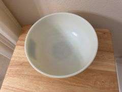 Pyrex yellow mixing bowl No number on bottom, 404 size