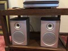 Trutech 5 cd player/AM/FM, speakers and stand.