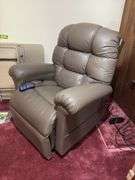 Golden Power Lift & Recline chair Looks new!