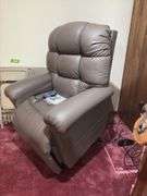 Golden Power Lift & Recline chair Looks new!