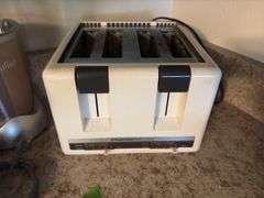 Nutribullet and 4 slice toaster
