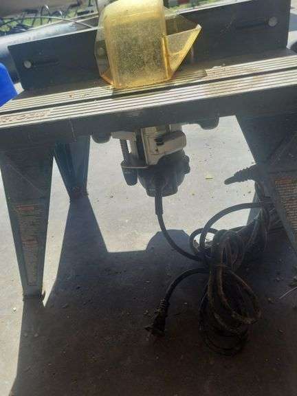 Router table with router image