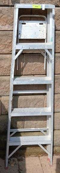 5' alum step ladder image
