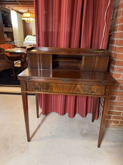 17D x 32L x 38H Maddox Colonial Reproductions writing desk image
