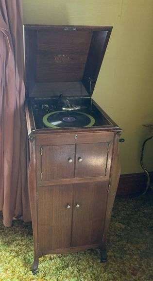 Victor Talking Machine Co Victrola and records 22x19x42H See video of it playing!! image