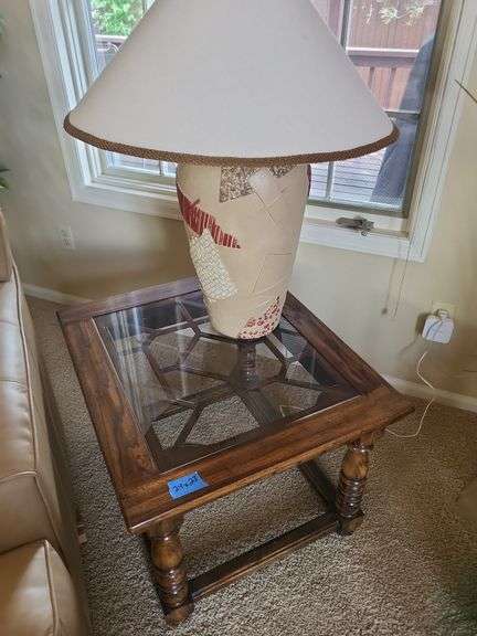 End table with lamp image