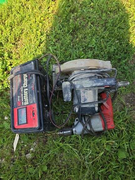 Skilsaw 7.25” circular saw, Schumacher 10amp battery charger image
