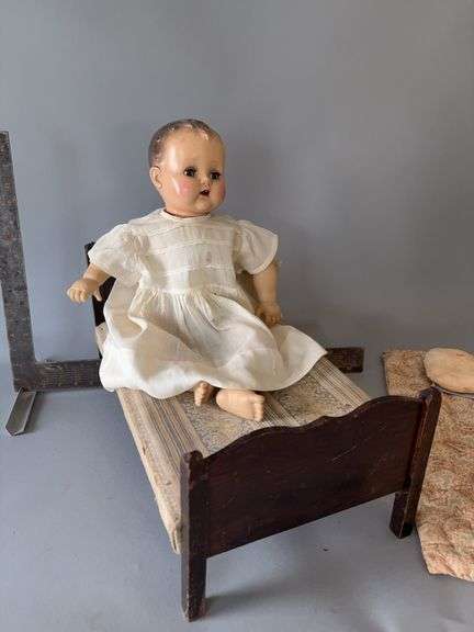 Composition noisy doll w moving eyes and her own bed image