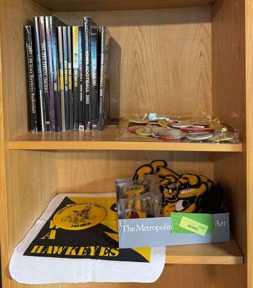 Iowa Hawkeyes sports guides, patches, large badge and other badges image