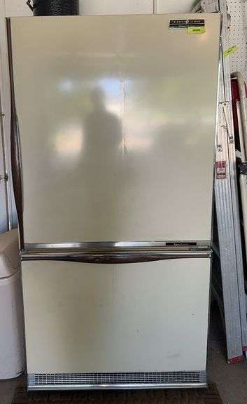 GE Refrigerator/freezer 24 x 35 x 67H image