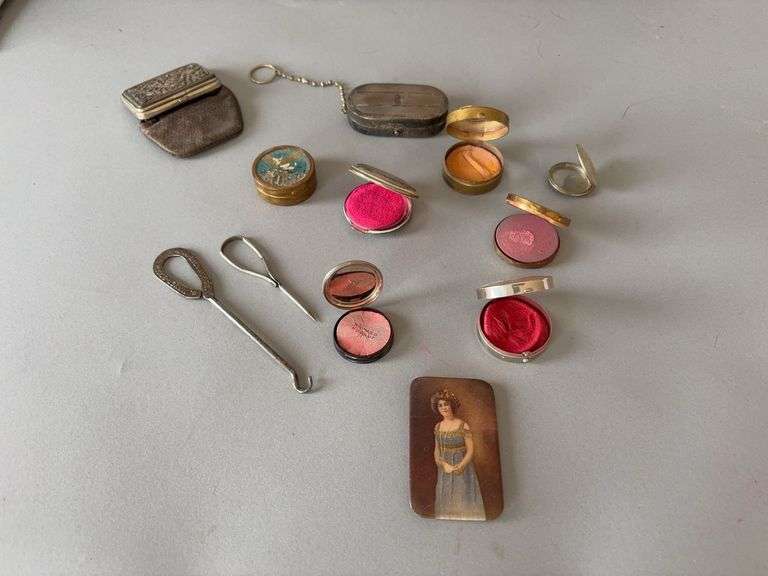 Various women’s coin purses, mirror, compacts image