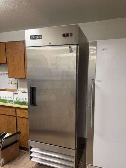 Argus Commercial Refrigerator 28x32x83 on rollers-working image