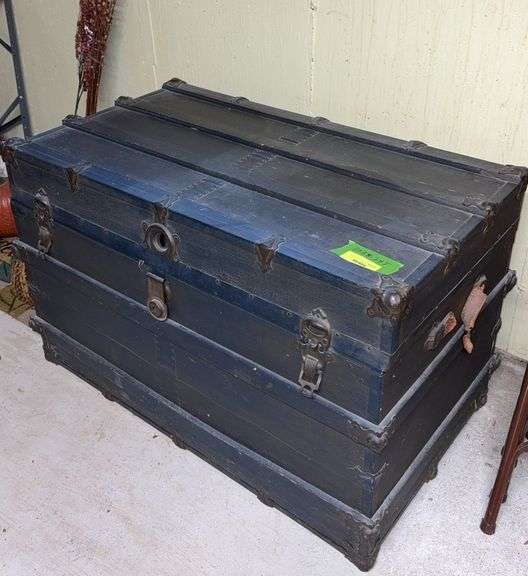 21x38x24H trunk, handles missing image