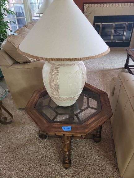 End table with lamp image