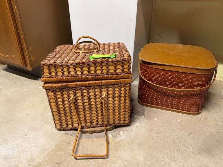2 picnic baskets image