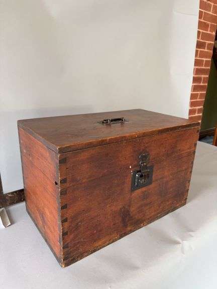 12x21x13H lift top trunk w metal hinges and lock image