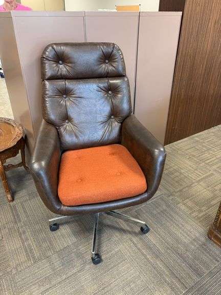Executive Swivel office chair image