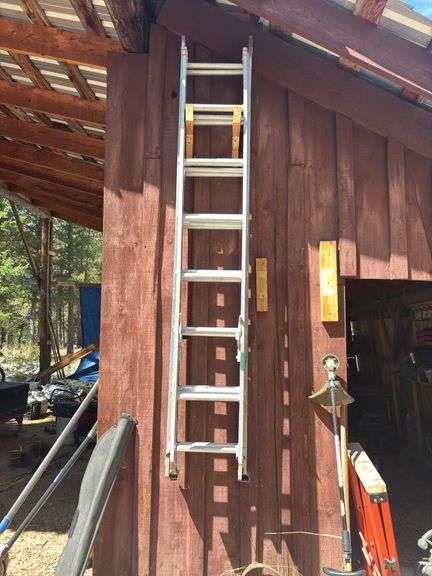 12’ aluminum extension ladder image