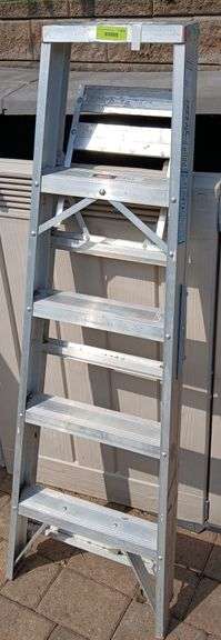 5' alum step ladder image