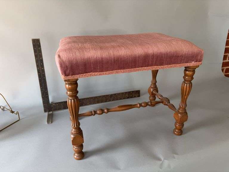 Vanity bench with mauve seat  20x13x17 image