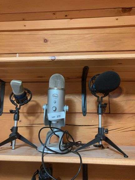 Blue Yeti Microphone, two additional microphones no cords image