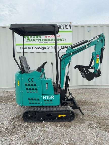CFG, Mini Excavator, H15R, 420cc Gas Engine, 8.6KW, 15IN Bucket, 4FT Long Tracks, 6IN Wide Tracks, 38.5IN Wide Base, Fixed Thumb, Hydraulic Boom & Bucket Controls ,with pilot system, SN  09074W0016 image