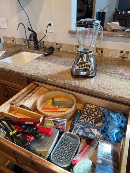 Pastor blender, Food scale, place mats, contents of all drawers-bring boxes to pack image