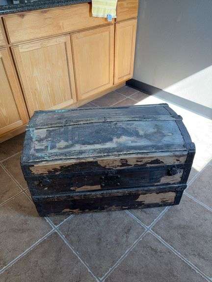 Small vintage trunk image