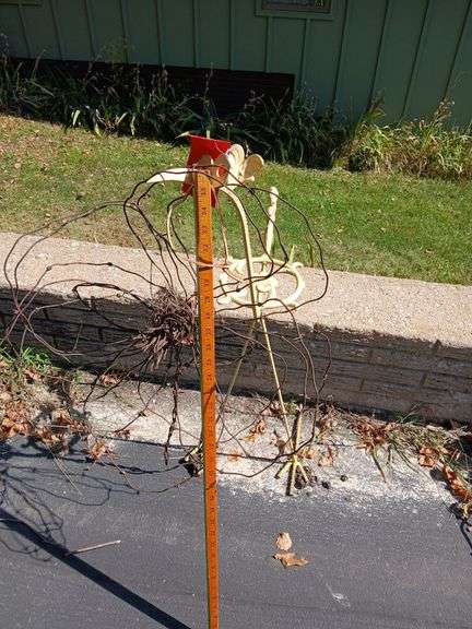 Barb wire flower and a bird made of yard stuff image
