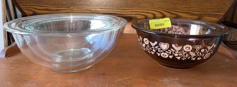Set of 3 Pyrex clear glass nested mixing bowls and 2 Festive Harvest pattern nested mixing bowls