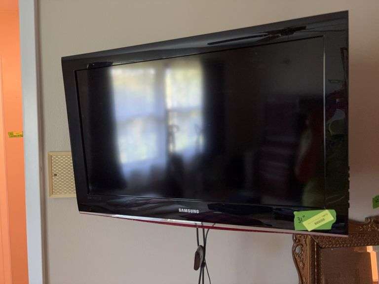 Samsung 32” flatscreen tv w Roku No base, bring tools to remove from wall! image