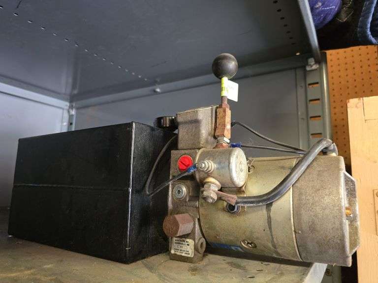 Hydraulic reservoir and pump set up image