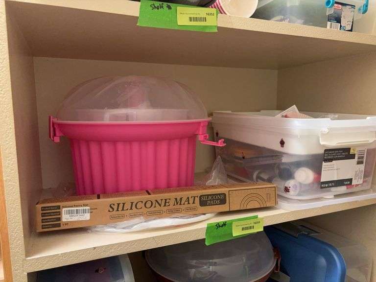Silicone mat, cupcake carrier, cupcake papers, etc image