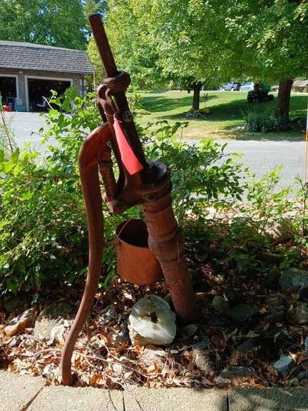 Cedar Rapids Pump Co well pump and bucket image