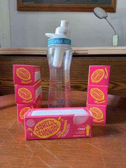 Cirkul bottle and 7 pink lemonade flavor cartridges