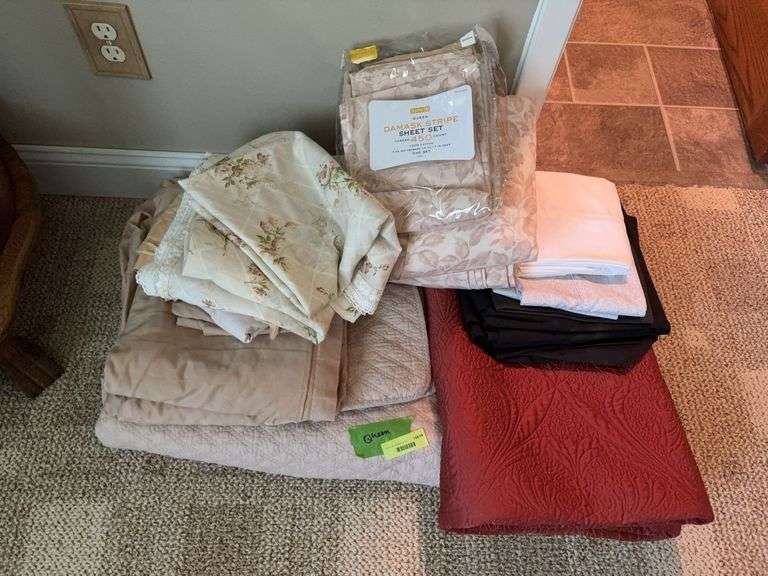 Queen size bedding image