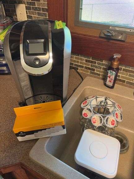 Keurig machine and accessories image