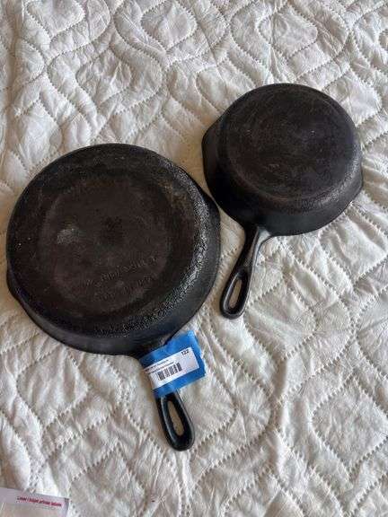 Wagner 10.5“ cast iron skillet and small unmarked skillet image