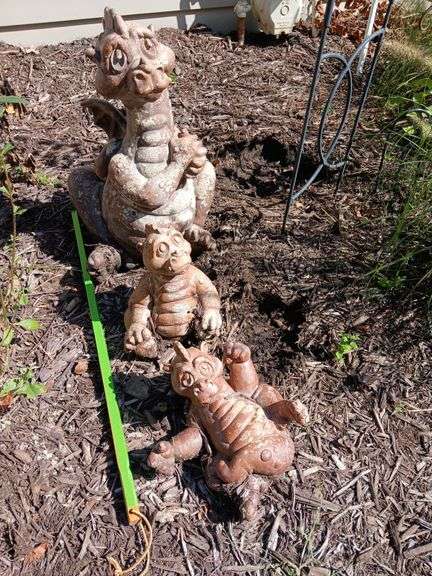 Mama dragon and her two babies CEMENT, HEAVY! image