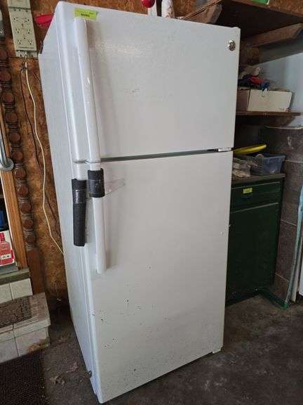 GE 15.5 cf refrigerator/freezer 30 x 28.5 x 64H image