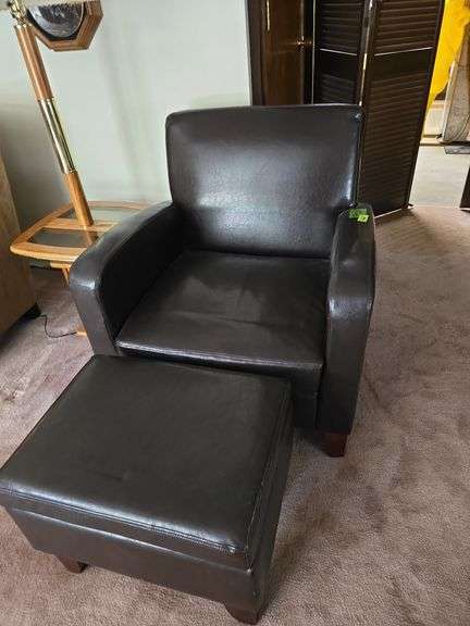 Arm chair w/ matching lift top ottoman image