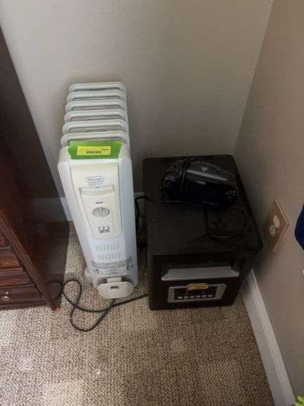 DeLonghi heater, Soleil heater and Timex radio alarm clock image