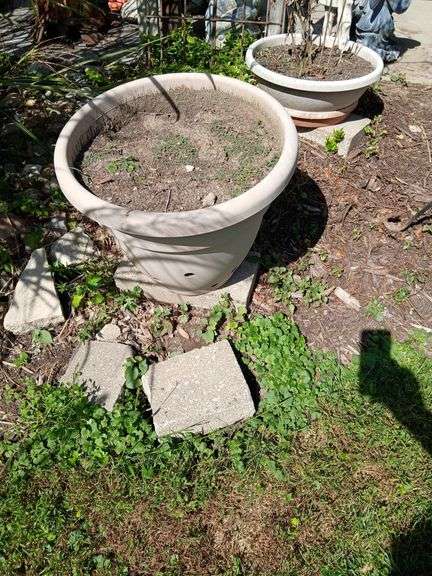 Four large plastic planters, CREAM color image