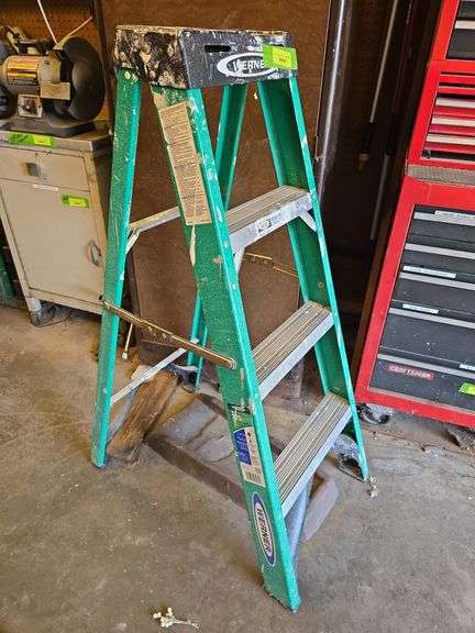 4' fiberglas step ladder image