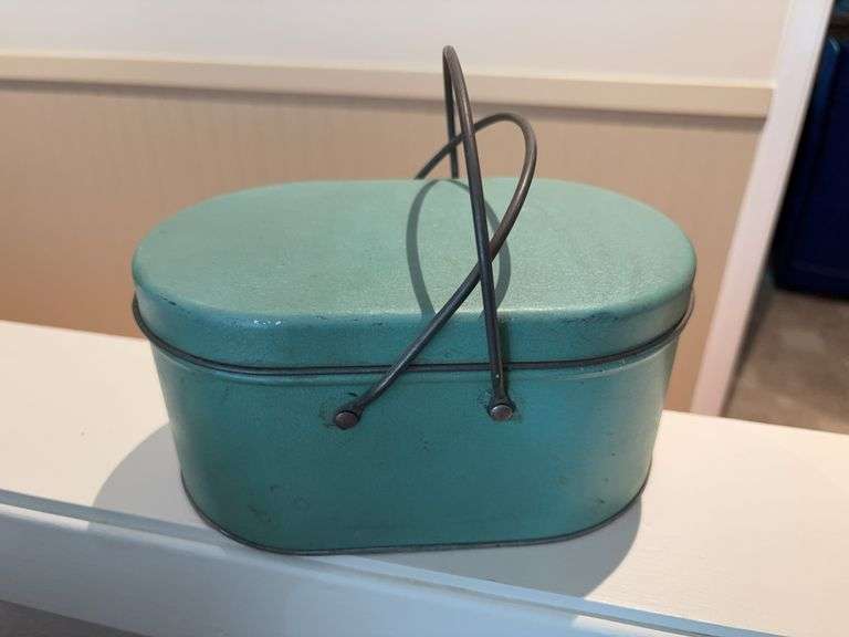 Unmarked tin lunch pail image