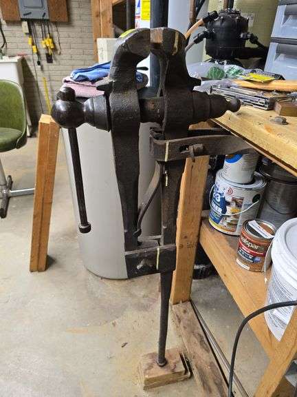 Antique post vise BRING TOOLS TO REMOVE image