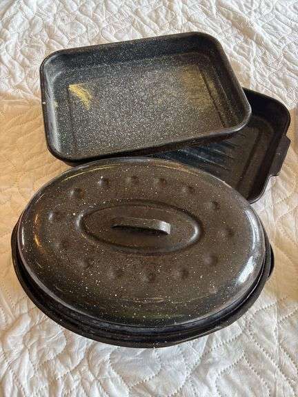 Enamel roaster and two pans image