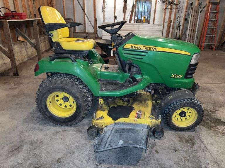 John Deere X720 lawn tractor w/ 60" deck SN M0X720A020807 image
