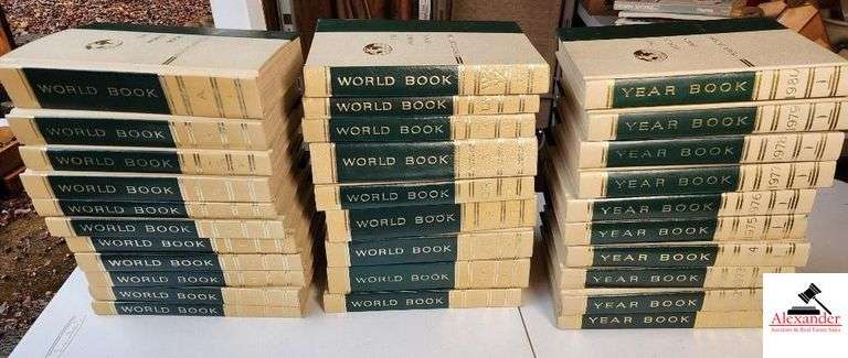 SET OF WORLD BOOK ENCYCLOPEDIA CIRCA 1970 THE WORLD BOOK YEAR BOOK 1971-1980 - THE WORLD BOOK DICTIONARY A-Z (GARAGE) image
